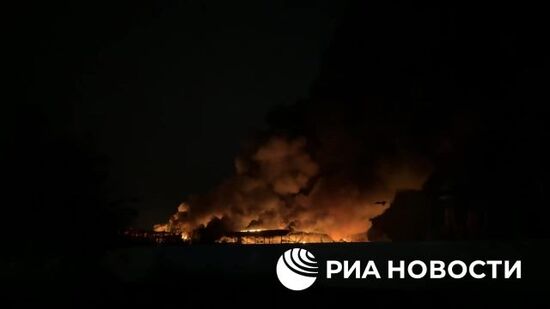Торговый центр "Сигма" на автотрассе "Славянск - Донецк - Мариуполь" загорелся после атаки дронов ВСУ, сообщает представительство ДНР в СЦКК.