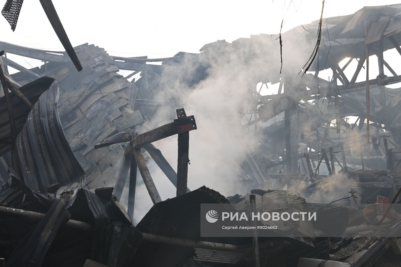 Последствия удара со стороны ВСУ по ТЦ "Сигма" в Донецке