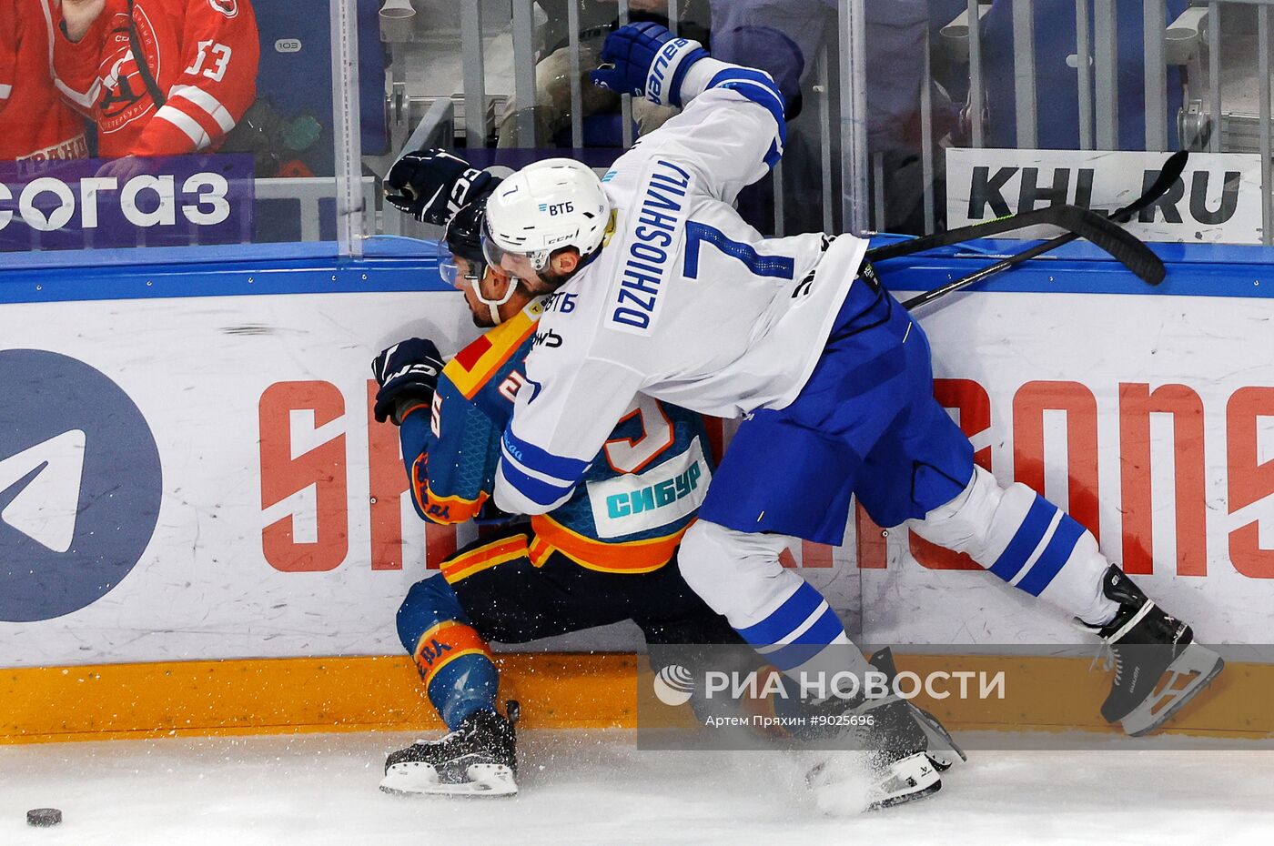 Хоккей. КХЛ. "Драконы" (Шанхай) - "Динамо" (Москва)
