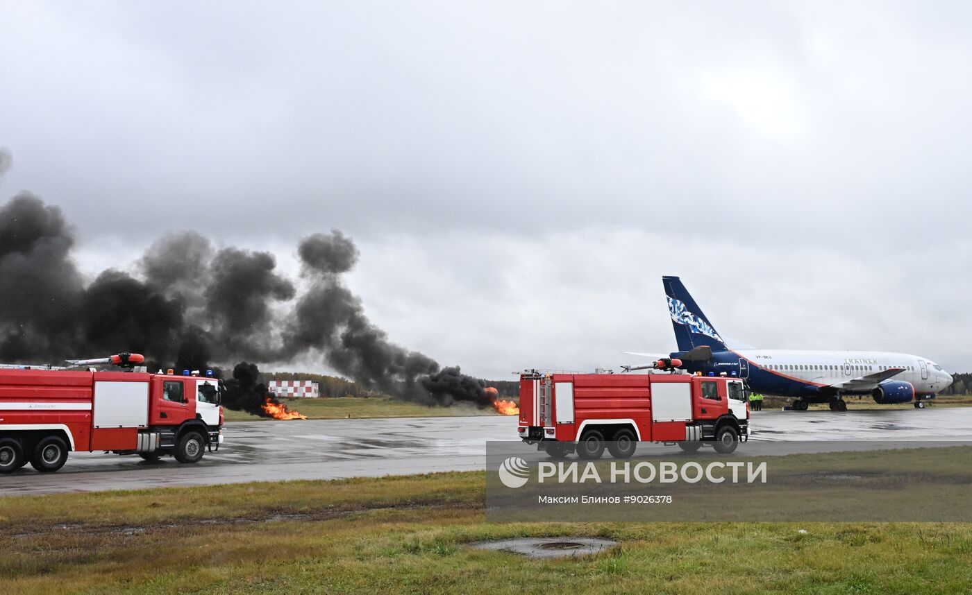 Учения аварийно-спасательных служб в аэропорту "Домодедово"