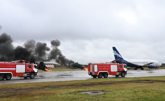 Учения аварийно-спасательных служб в аэропорту "Домодедово"