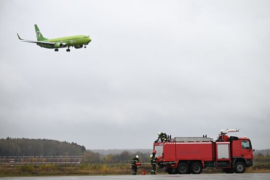 Учения аварийно-спасательных служб в аэропорту "Домодедово"