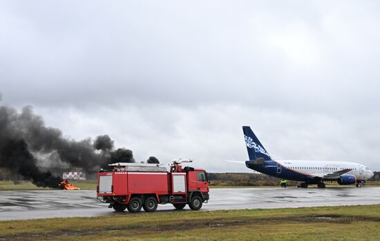 Учения аварийно-спасательных служб в аэропорту "Домодедово"