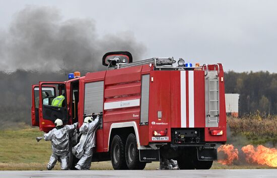 Учения аварийно-спасательных служб в аэропорту "Домодедово"