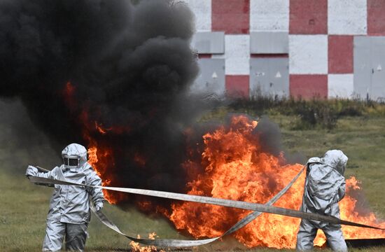 Учения аварийно-спасательных служб в аэропорту "Домодедово"