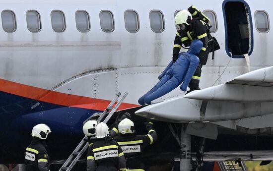 Учения аварийно-спасательных служб в аэропорту "Домодедово"