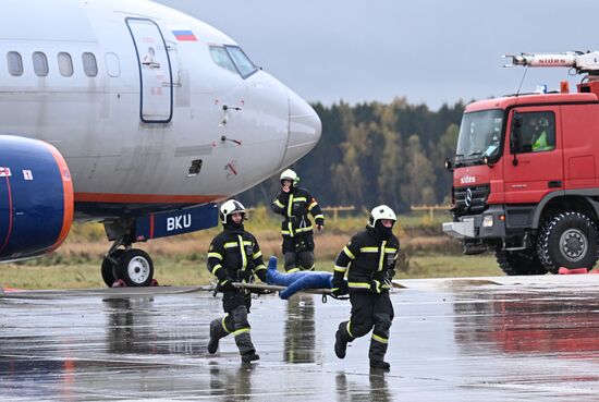 Учения аварийно-спасательных служб в аэропорту "Домодедово"