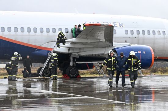 Учения аварийно-спасательных служб в аэропорту "Домодедово"
