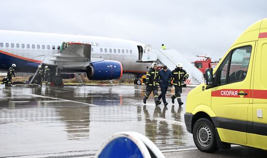Учения аварийно-спасательных служб в аэропорту "Домодедово"