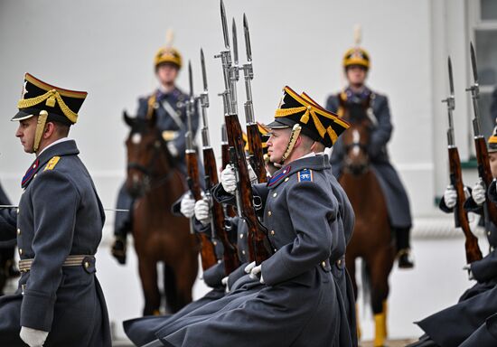 Церемония развода пеших и конных караулов Президентского полка