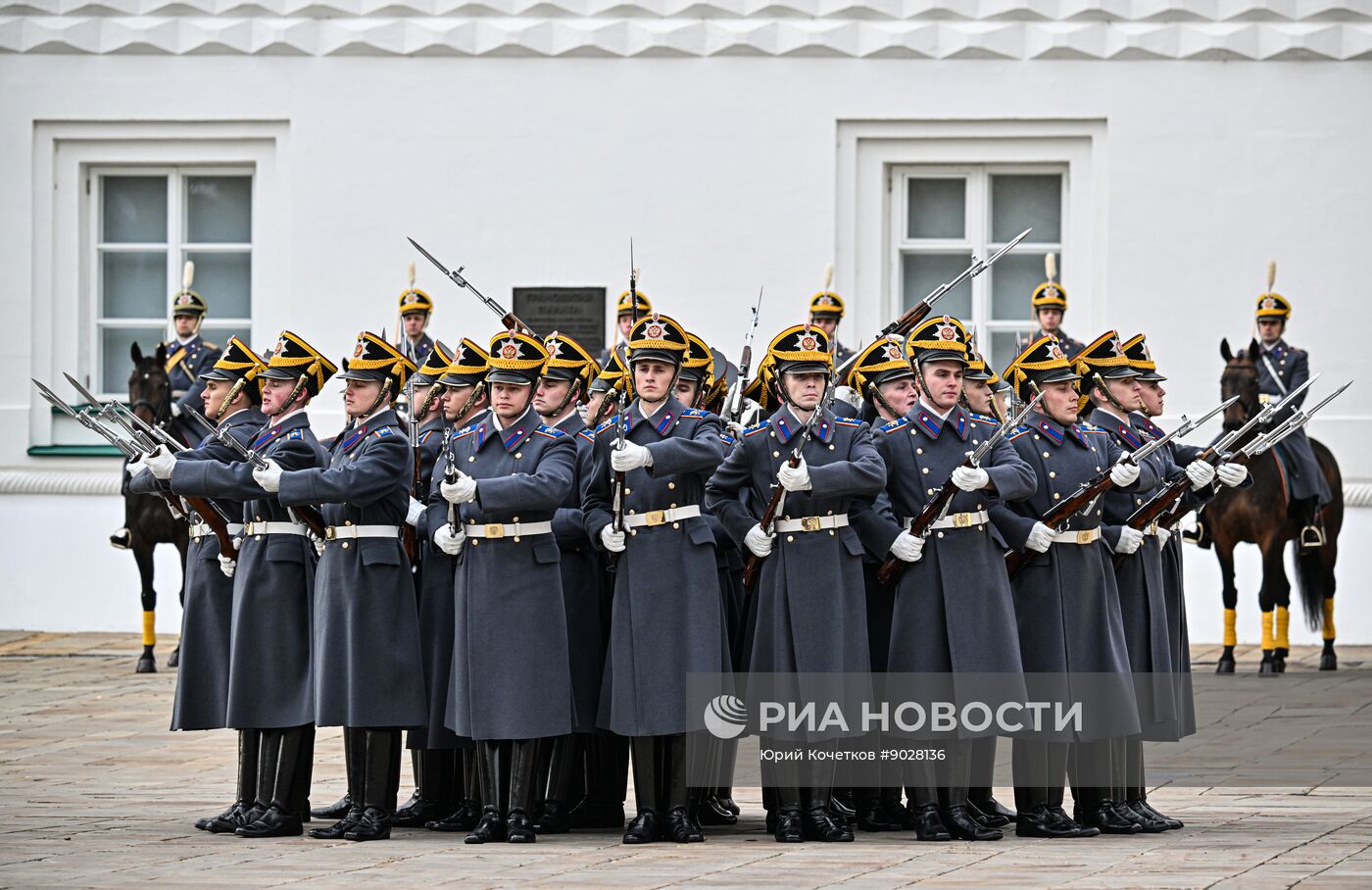 Церемония развода пеших и конных караулов Президентского полка