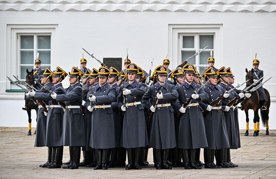 Церемония развода пеших и конных караулов Президентского полка