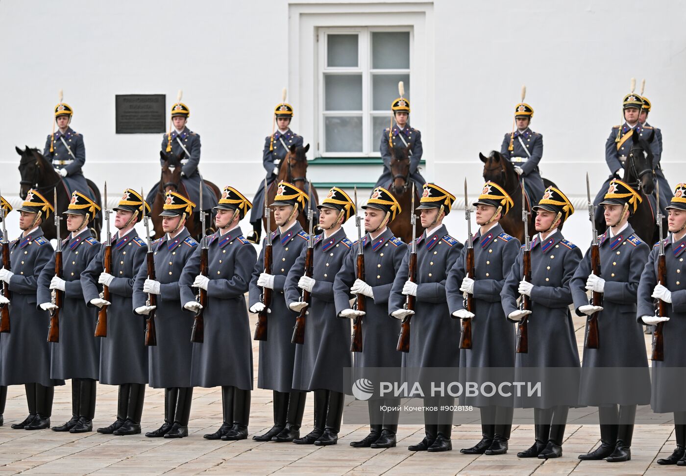 Церемония развода пеших и конных караулов Президентского полка