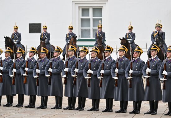 Церемония развода пеших и конных караулов Президентского полка