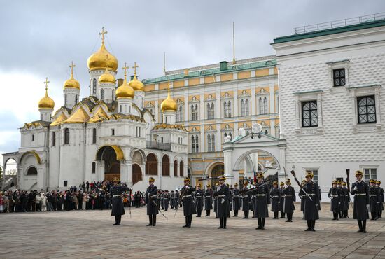 Церемония развода пеших и конных караулов Президентского полка