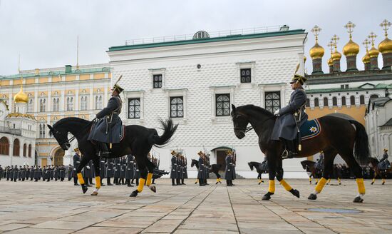 Церемония развода пеших и конных караулов Президентского полка