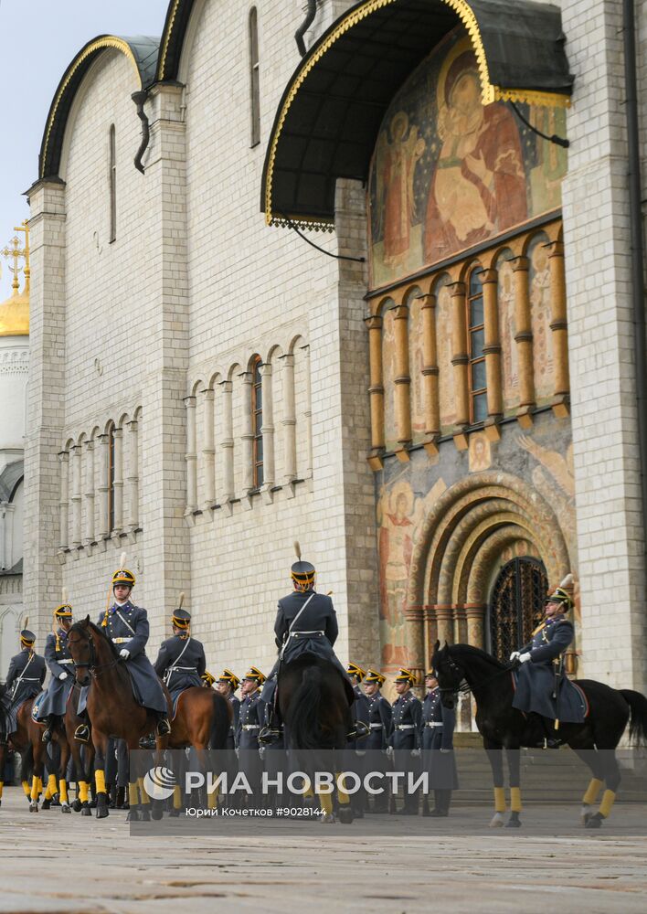 Церемония развода пеших и конных караулов Президентского полка