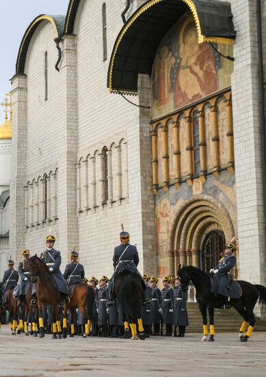 Церемония развода пеших и конных караулов Президентского полка