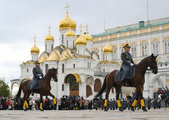 Церемония развода пеших и конных караулов Президентского полка