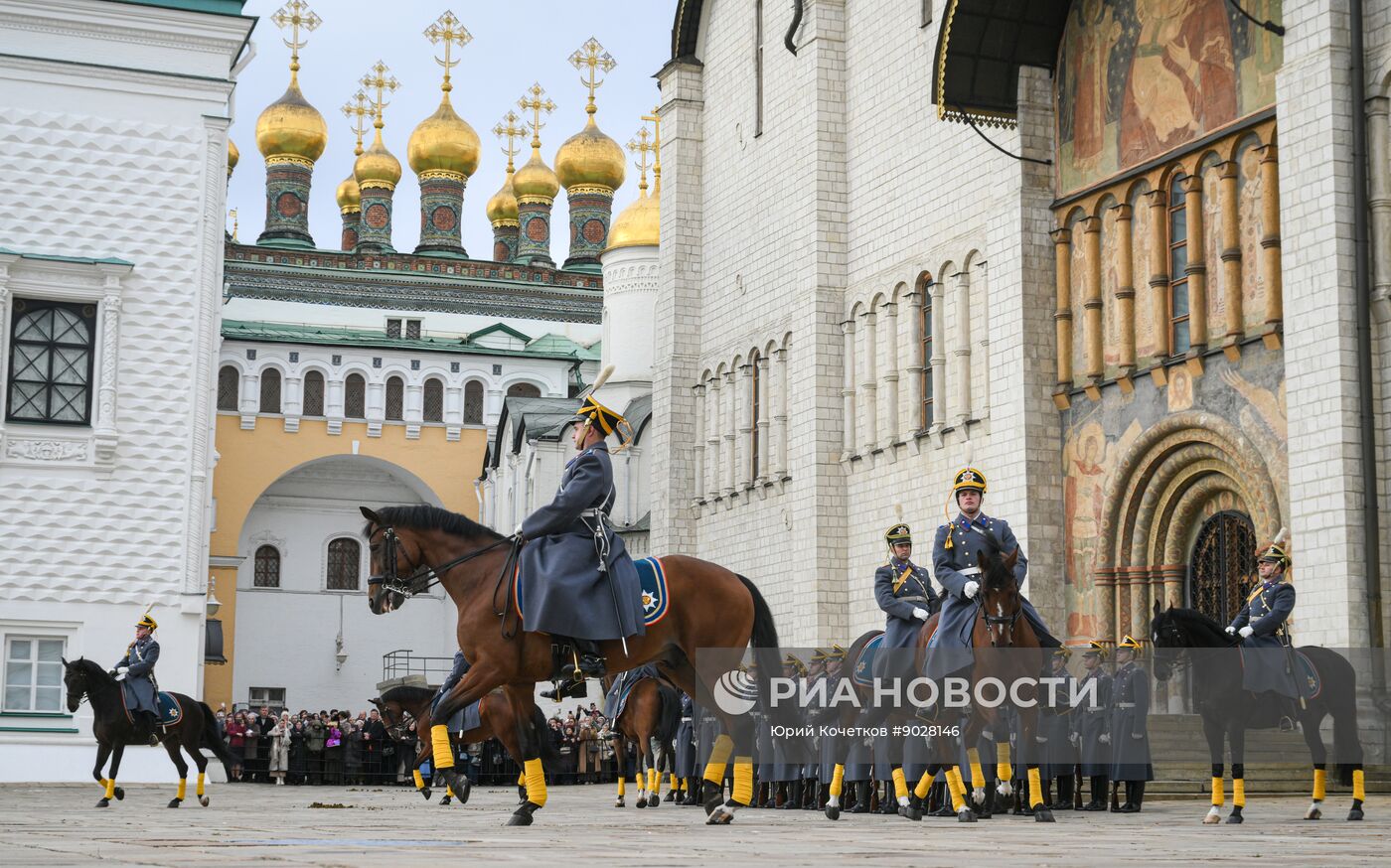 Церемония развода пеших и конных караулов Президентского полка