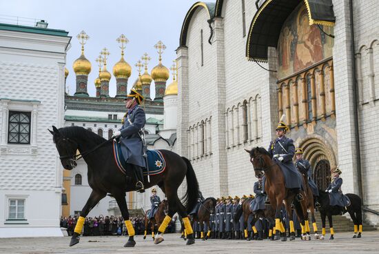 Церемония развода пеших и конных караулов Президентского полка