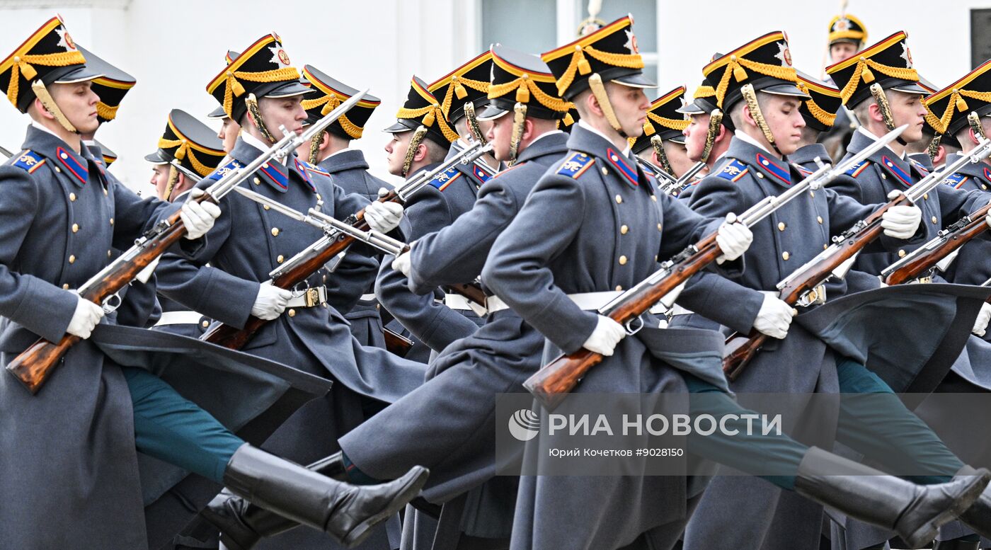 Церемония развода пеших и конных караулов Президентского полка
