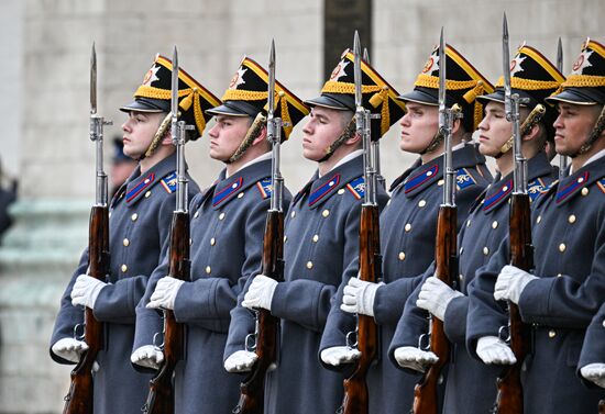 Церемония развода пеших и конных караулов Президентского полка