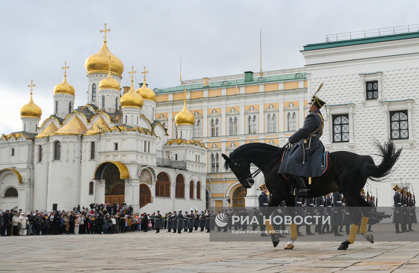 Церемония развода пеших и конных караулов Президентского полка