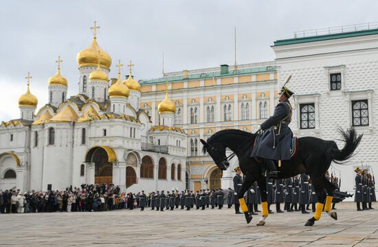 Церемония развода пеших и конных караулов Президентского полка