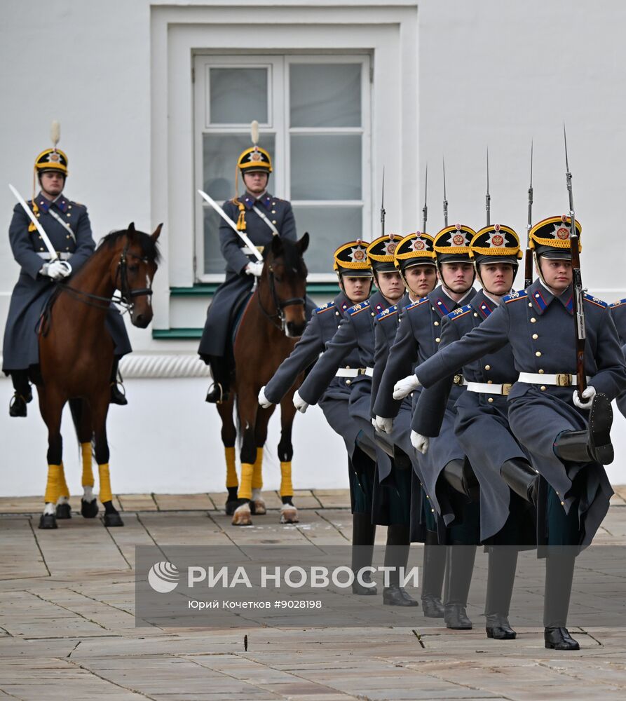 Церемония развода пеших и конных караулов Президентского полка