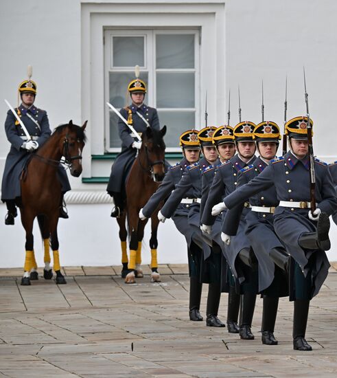 Церемония развода пеших и конных караулов Президентского полка