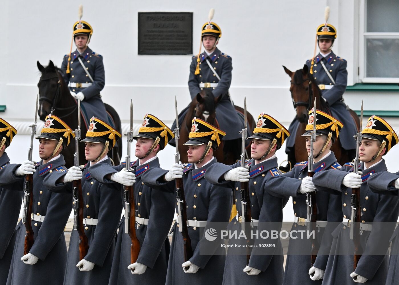 Церемония развода пеших и конных караулов Президентского полка