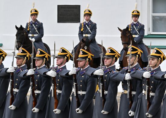 Церемония развода пеших и конных караулов Президентского полка