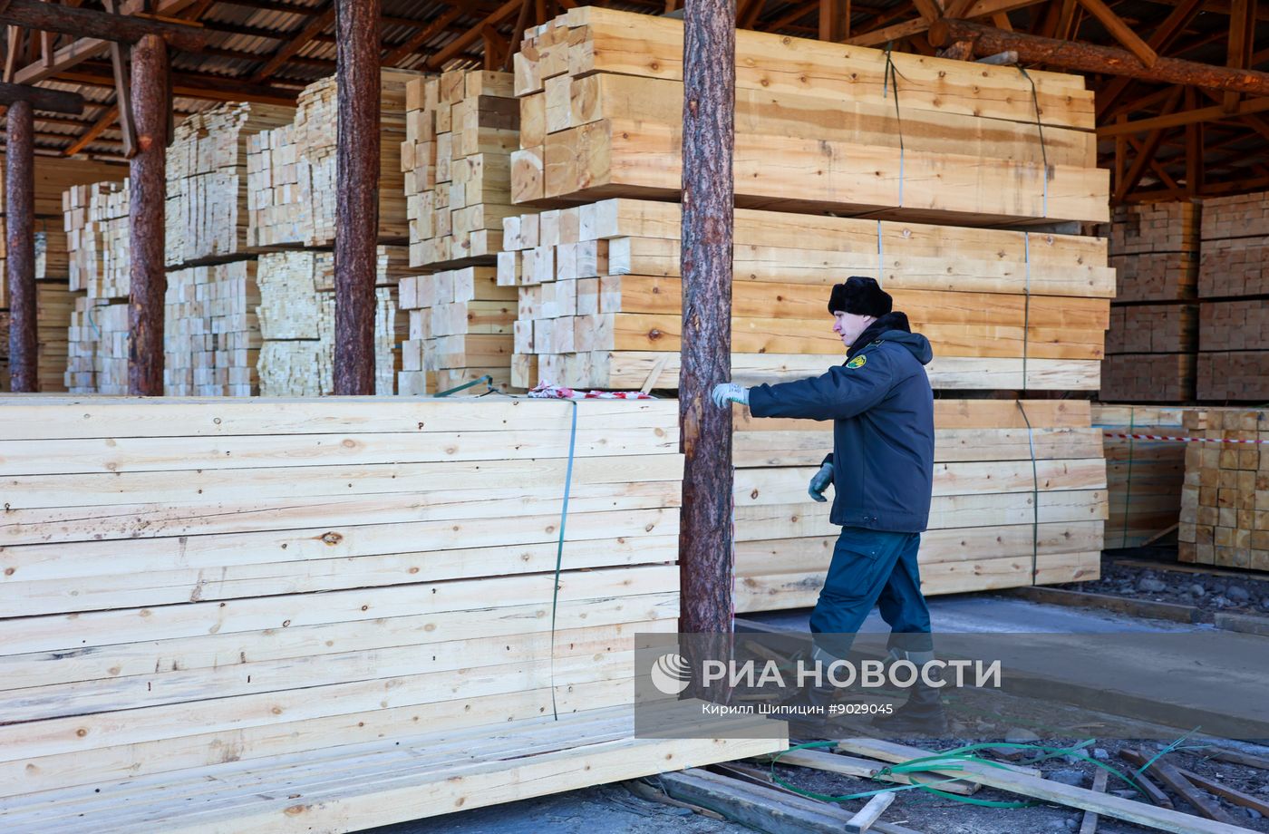 Таможенный досмотр экспортной партии бруса в Иркутске