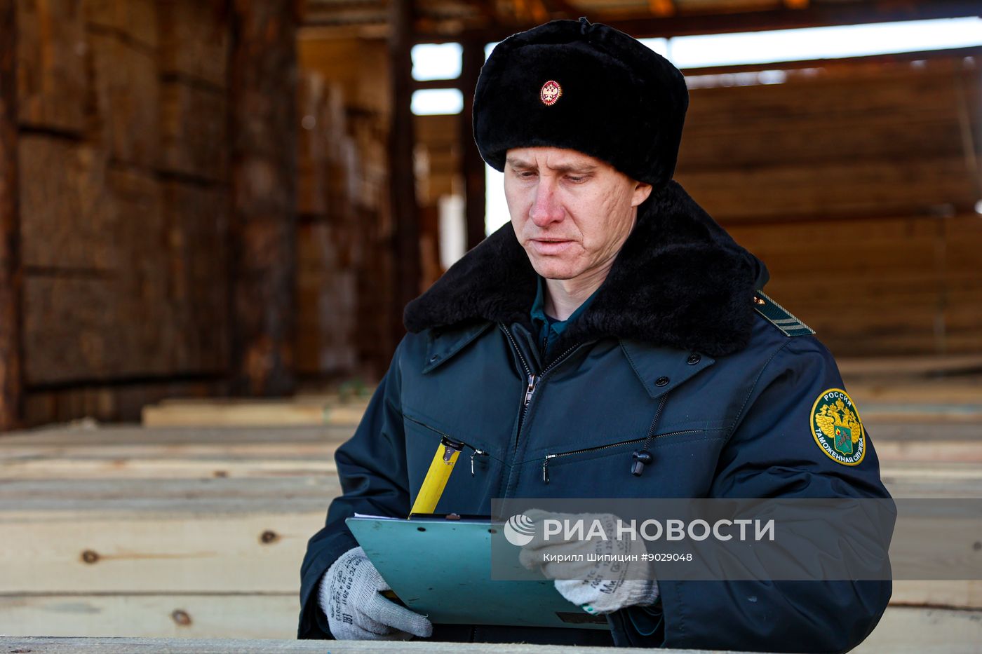 Таможенный досмотр экспортной партии бруса в Иркутске