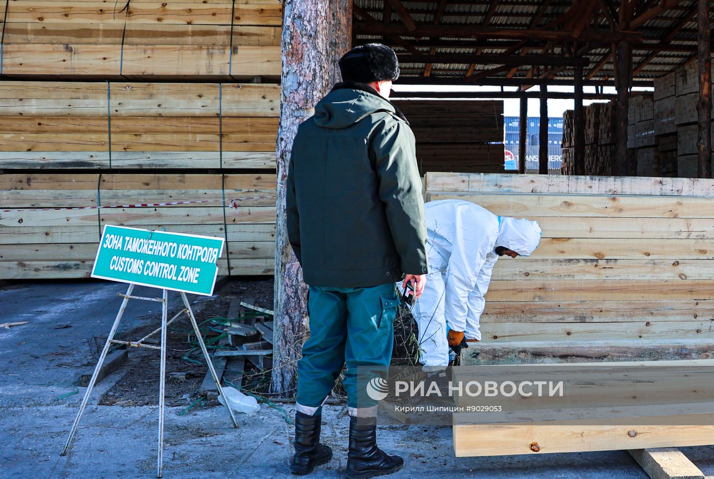 Таможенный досмотр экспортной партии бруса в Иркутске