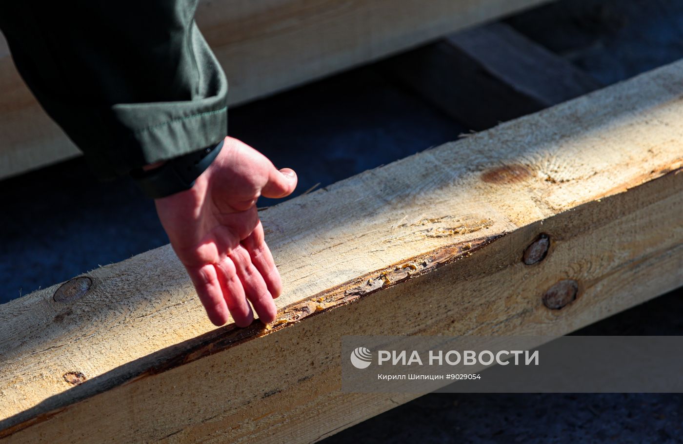 Таможенный досмотр экспортной партии бруса в Иркутске