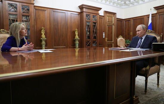 Президент Владимир Путин встретился с главой Росприроднадзора Светланой Радионовой