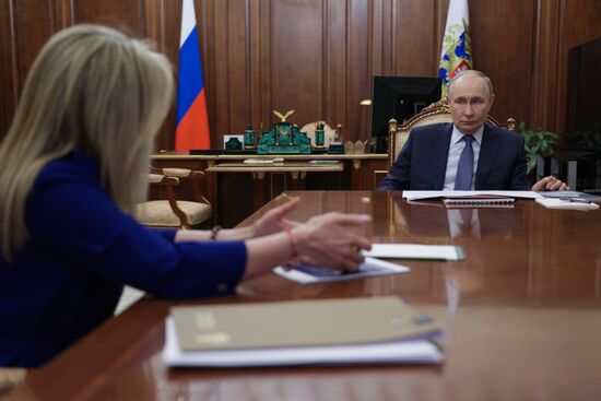 Президент Владимир Путин встретился с главой Росприроднадзора Светланой Радионовой