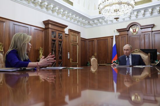 Президент Владимир Путин встретился с главой Росприроднадзора Светланой Радионовой