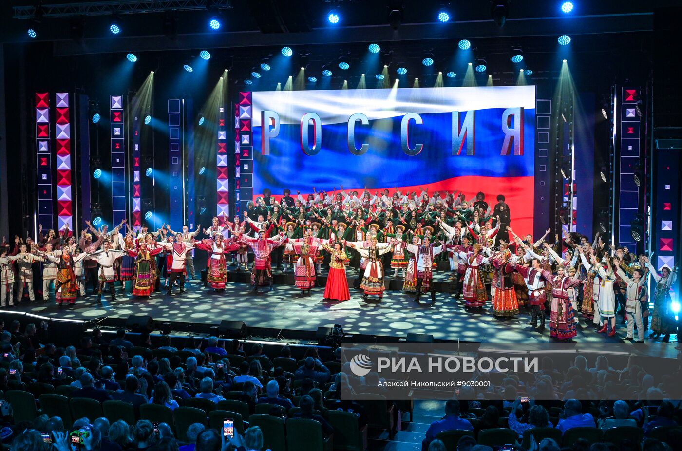 Концерт "Страна талантов" в Москве в честь 50-летия ансамбля "Русская песня"