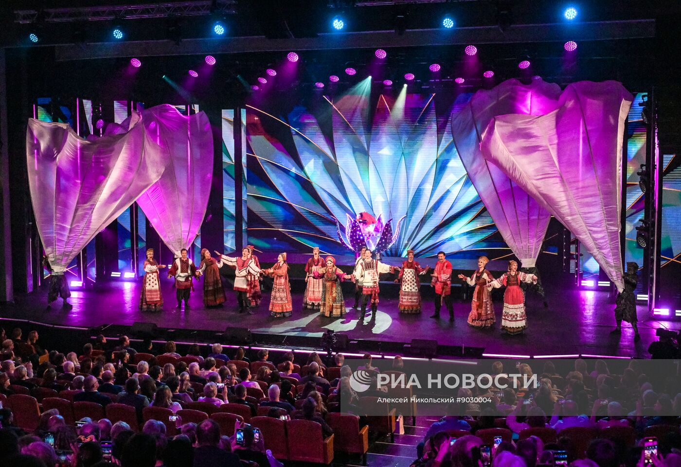 Концерт "Страна талантов" в Москве в честь 50-летия ансамбля "Русская песня"