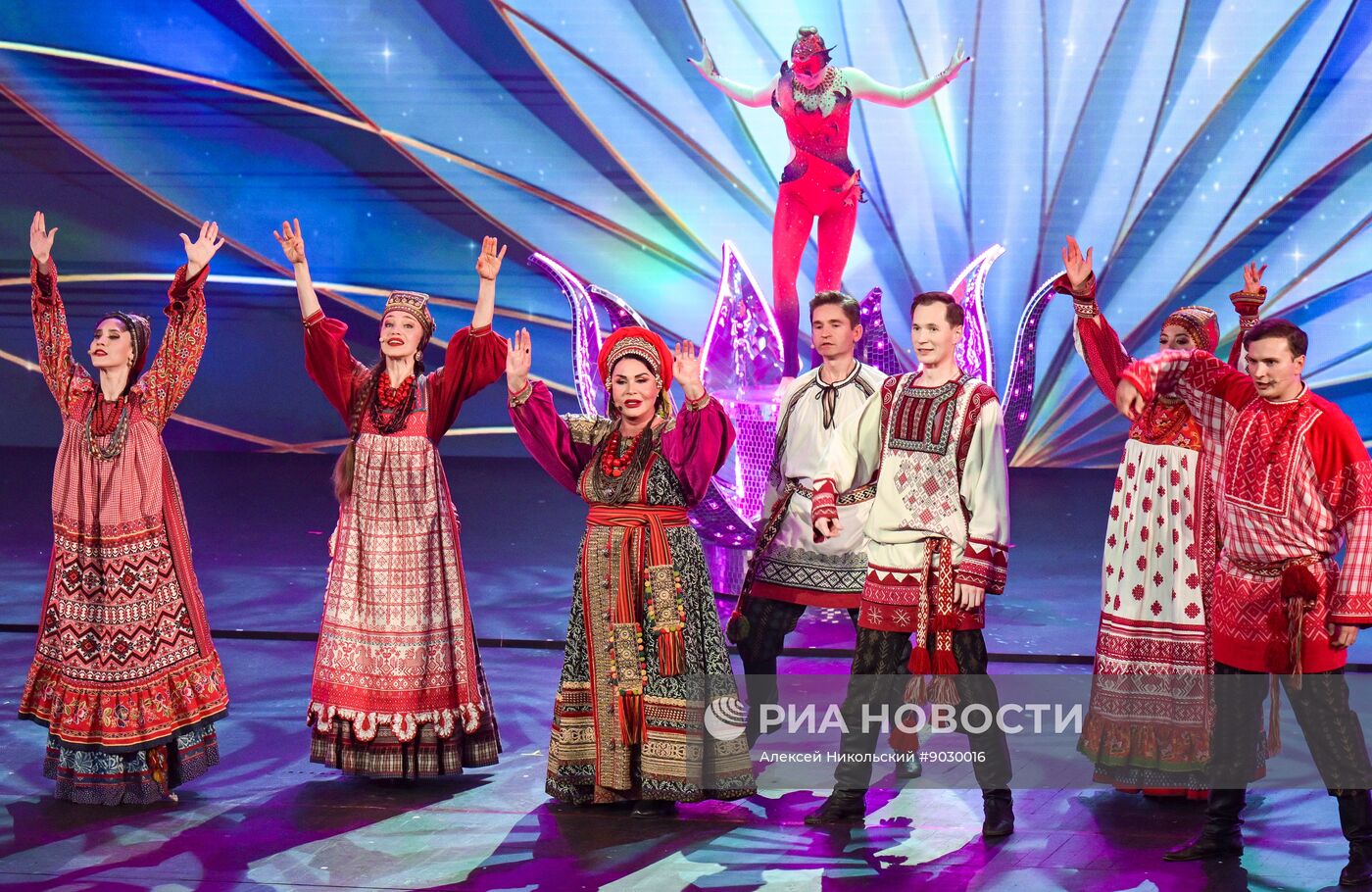 Концерт "Страна талантов" в Москве в честь 50-летия ансамбля "Русская песня"