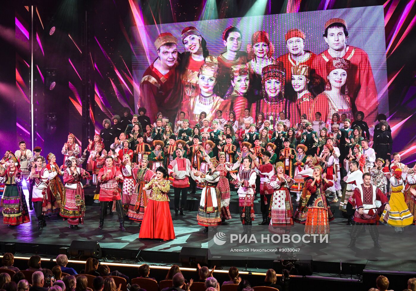 Концерт "Страна талантов" в Москве в честь 50-летия ансамбля "Русская песня"