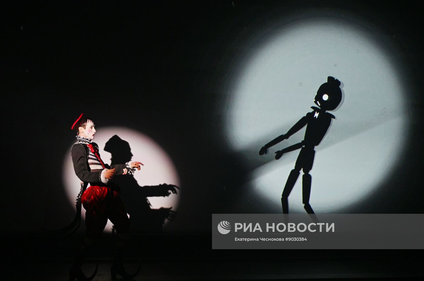 Спектакль "Abracadabra" в театре Crave в Москве