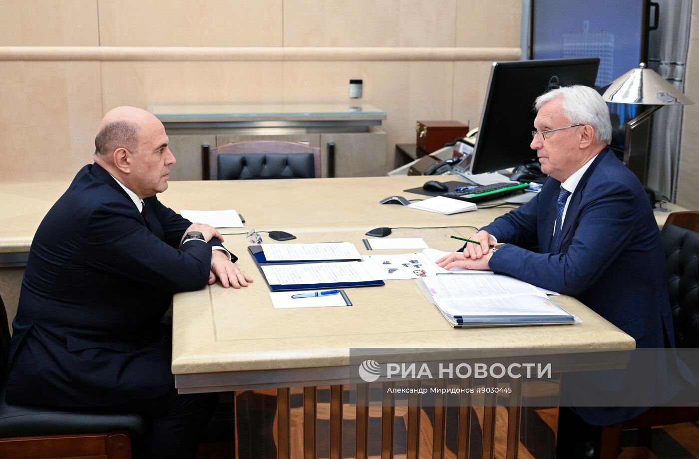 Премьер-министр Михаил Мишустин провел встречу с генеральным директором ПАО "КамАЗ" Сергеем Когогиным