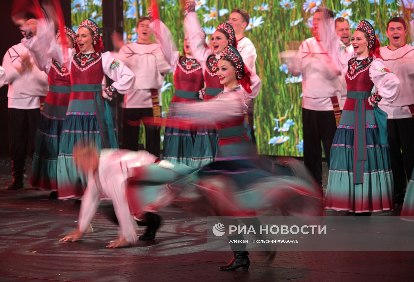 Концерт "Страна талантов" в Москве в честь 50-летия ансамбля "Русская песня"