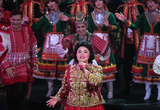 Концерт "Страна талантов" в Москве в честь 50-летия ансамбля "Русская песня"