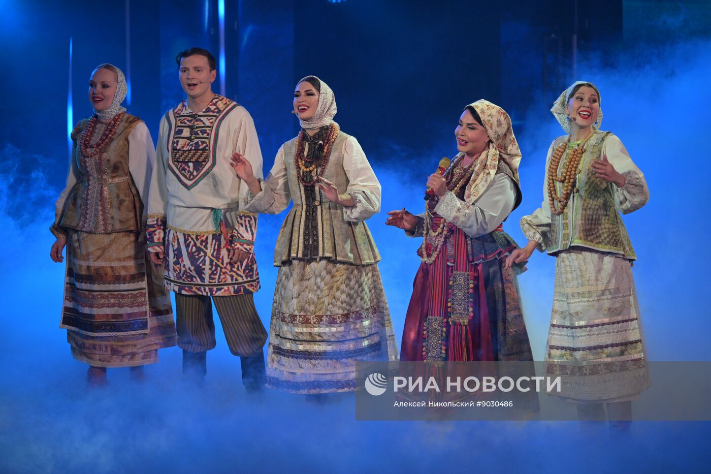 Концерт "Страна талантов" в Москве в честь 50-летия ансамбля "Русская песня"