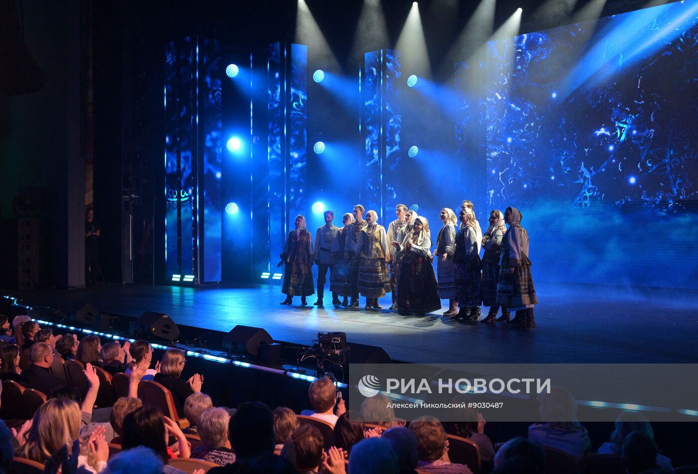 Концерт "Страна талантов" в Москве в честь 50-летия ансамбля "Русская песня"